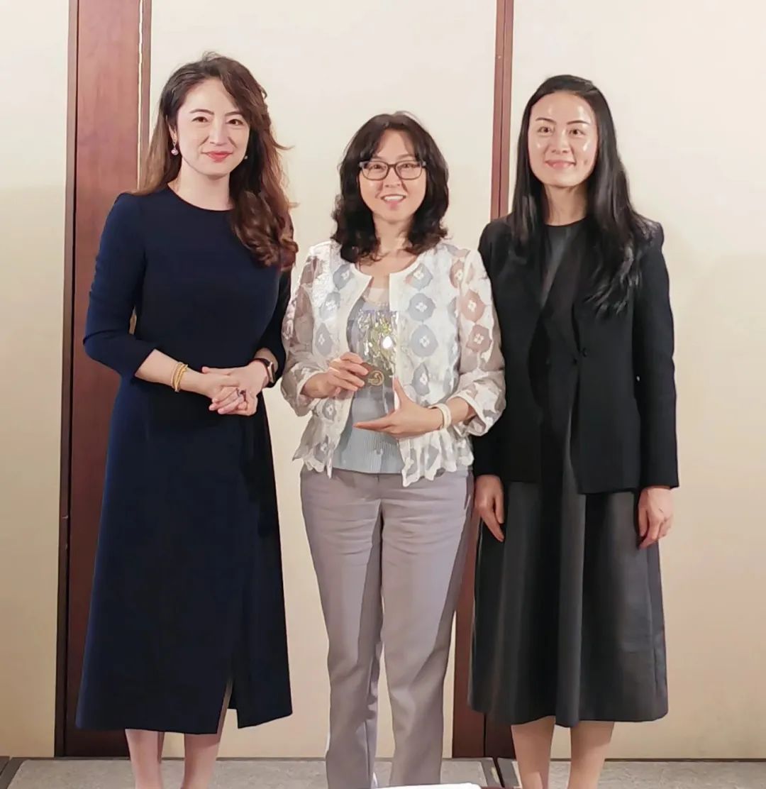 香港大湾区工商业联合会执行副主席劳玉仪女士获得“第五届大湾区木棉论坛演讲嘉宾”奖杯表彰