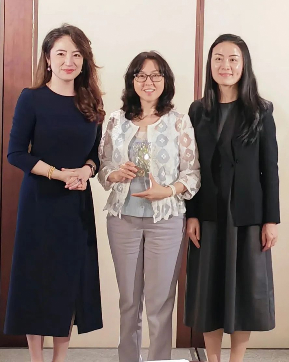 香港大灣區工商業聯合會執行副主席勞玉儀女士獲得「第五屆大灣區木棉論壇演講嘉賓」獎盃表彰